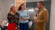 Yvonne (Tanja Lanäus) bindet Erik (Sven Waasner) einen Bären auf.