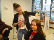 Stylistin (l.) und Kandidatin Aliaksandra. Die Verwendung des sendungsbezogenen Materials ist nur mit dem Hinweis und Verlinkung auf TVNOW gestattet.