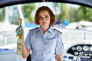 Julia Demmler (Wendy Güntensperger) hat an Bord von Vollmers Yacht eine Flasche "Konstanzer Kwitte" gefunden.