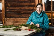 Aus Tannenzweigen und Naturschätzen, die rund ums Haus oder im Wald wachsen, bindet Andrea Möllberger einen Schutzkranz, der gleichermaßen Hausschmuck ist und den Winter über für Segen sorgt.