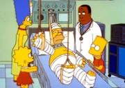Als Homer einen schweren Autounfall hat, nimmt ihm Dr. Hibbert auch gleich die Spenderniere für seinen Vater heraus.