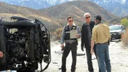 D.B. Russell (Ted Danson, Mi.) und Nick Stokes (George Eads, li.) werden mit ihrem Team zu einem Wüstenrennen gerufen, bei dem ein Fahrzeug verunglückt ist. Schnell bestätigt sich jedoch der Verdacht, dass es sich dabei um keinen Unfall gehandelt hat.