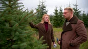 Peggy plant, Emmi und Bruno beim Weihnachtsbaumschlagen zu verkuppeln. Doch Emmis Lustlosigkeit nervt Bruno, bis diese schließlich zugibt, nur Peggy zuliebe mitgekommen zu sein - und die erkennt, dass ihr Plan erneut gescheitert ist.