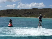 Die Küchenpraktikanten Elisabeth und Andreas heben beim Flyboarding in Curacao ab.