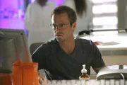 Detective Danny Messer (Carmine Giovinazzo) fragt sich, wer den Toten auf dem Gewissen hat. Eine Obduktion ergibt, dass der ermordete Einbrecher nicht an den Folgen einer Kopfverletzung starb, sondern erstickte. Tauchlehrer tot aufgefunden.