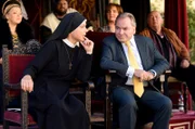 Schwester Hanna will mit Wöller verhandeln. Die Generalprobe zu den Ritterspielen wird aber durch ein Erdbeben unterbrochen (v.li.: Andrea Wildner, Janina Hartwig, Fritz Wepper, Annette Paulmann, Wolfgang Müller).