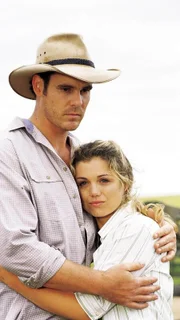 Alex (Aaron Jeffery) und Tess (Bridie Carter) halten zusammen wie Pech und Schwefel.