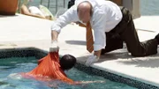 Det. Tripp (Rex Linn) zieht am Tatort, an dem fünf Mitglieder der Mala Noche erschossen wurde, eine weitere Leiche aus dem Swimming-Pool, doch auch dieses Opfer ist nicht Antonio Riaz.