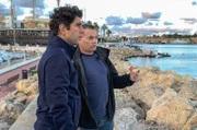 Der Moderator Jaafar Abdul Karim (li.) ist mit Darrin Zammit Lupi (re.) verabredet: Der maltesische Fotograf hat Momente des Flüchtlingsdramas im Bild festgehalten.