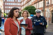 Aufgew&uuml;hlt schildert Gesa Frahm (Genet Zegay, l.) Kommissarin Tomke Jennsen (Anjorka Strechel, M.) und einem Polizeibeamten (Komparse, r.) den Unfallhergang.