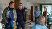 Benny Schultz (Nico Liersch, v.r.) macht gegenüber den Kommissaren Finn Kiesewetter (Sven Martinek, l.) und Lars Englen (Ingo Naujoks, 2.v.l.) und seinen Eltern Bernd (Michael Lott, 2.v.r.) und Tabea (Dagmar Leesch, r.) endlich reinen Tisch.
