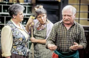 Opa Stangl (Peter Steiner) manövriert sich vor Leni (Gerda Steiner-Palter) und Erna (Erna Wassmer) wieder in heikle Situationen.