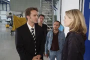 Die Autobahnkommissare (2.v.li Rene Steinke, 2.v.re. Erdogan Atalay) besuchen mit der unter Amnesie leidenden Petra (Martina Hill) eine Firma für Flugzeugersatzteile.
