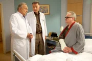 Friedrich Asmus (Heinz Rudolf Kunze, rechts) kann seine Hand nach der Operation seines Ellenbogens nicht spüren. Dr. Roland Heilmann (Thomas Rühmann, Mitte) und Prof. Simoni (Dieter Bellmann) bitten ihn um weitere Untersuchungen.