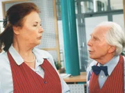MDR Fernsehen IN ALLER FREUNDSCHAFT, FOLGE 195, "Doktorspiele". Charlotte (Ursula Karusseit, links) hat neue Regeln in der Cafeteria aufgestellt: Keiner darf mehr anschreiben. Friedrich (Fred Delmare) ist sich nicht sicher, ob es funktioniert?