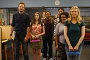 Der Lerngruppe (v.l.n.r.: Joel McHale, Alison Brie, David Neher, Donald Glover, Danny Pudi, Yvette Nicole Brown, Gillian Jacobs) steht für ihr erstes großes Biologie-Projekt die Wahl der Laborpartner bevor, mit denen sie das ganze Semester zusammen arbeiten sollen. Dabei kommt es zum Streit innerhalb der Gruppe ...