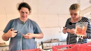 Christine und Iris beim Kükenimpfen.