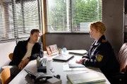 Beim Verhör auf der Wache findet Nele Fehrenbach (Floriane Daniel, r.) heraus, dass es ein Verbindung zwischen dem Opfer und dem Bootsbauer Ole Leitner (Marc Oliver Schulze, l.) von der Konkurrenzwerft der Fehringers gibt.