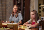 Mary (Zoe Perry, l.); Missy (Raegan Revord, r.)