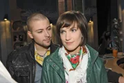 Ein Missverständnis gibt Pia (Isabell Horn) neue Hoffnung und sie beschließt, um John (Felix von Jascheroff) zu kämpfen...