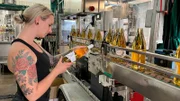 Heute wird der Wein in die Flaschen gefüllt. Winzerin Shanna Reis bei der Qualitätskontrolle.