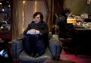 Während Dr. John Watson im Internet recherchiert, strengt der genialische Sherlock seine grauen Zellen an, um den Fall zu lösen.