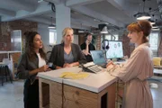 Kim (Amy Mußul, l.) und Ina (Melanie Marschke, 2.v.l.) versuchen in Justin Kennerts (Frederik von Lüttichau, 2.v.r.) Agentur mehr über den Tod von Kevin Brammer zu erfahren. Kann ihnen Cara Richter (Sina Genschel, r.) dabei helfen?