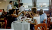 Grover (Chi McBride, r.) und seine Frau Renee (Michelle Hurd, 2.v.r.) sind überglücklich, Lous alten Polizeikollegen Clay (Mykelti Williamson, 2.v.l.) mit seiner Frau Diane (Kim Wayans, l.) auf Hawaii zu Gast zu haben. Clay will mit seiner Frau den 20. Hochzeitstag idyllisch feiern und gemeinsam mit ihr wandern gehen. Als Lou jedoch am nächsten Morgen einen aufgeregten Anruf von Clay erhält, ändert sich die Idylle schlagartig ...