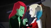 L-R: Poison Ivy und Harley Quinn