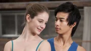Tara Webster (Xenia Goodwin, l.) die Tanzstudentin der Academy of Dance in Sydney kehrt aus ihren Ferien zurück. Mit Christian (Jordan Rodrigues), ihrem Tanzpartner, ist sie wieder sofort vertraut. Sie ergänzen sich zusammen sehr gut.