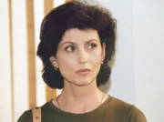 Anna Zeller (Marijam Agischewa) weiß nicht mehr, wem sie glauben soll: Die Ärzte der Sachsenklinik schlagen andere Heilungstherapien für ihren Sohn vor als Hausarzt.