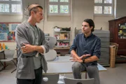 Moritz (Johannes Hendrik Langer, l.) spricht mit dem Lehrer Maik Teufert (Benjamin Radjaipour, r.), der gemeinsam mit Justin Kennert und Kevin Brammer einen Preis für eine Anti-Mobbing-App erhalten hat.