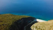Danach muss man anderswo lange suchen - glasklares Mittelmeer im Süden Albaniens.
