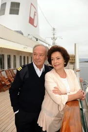 Dr. Schröder (Horst Naumann) und Dr. Ellen Barner (Karin Dor) kommen sich auf der Reise schon bald näher.