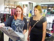 Tanja (l.) und Shoppingbegleitung Julia suchen passende Teile zum Wochenmotto.
