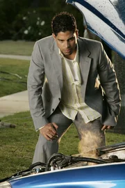 Nach dem Crash des Autos stellt Eric (Adam Rodriguez) fest, dass hier offenbar Kerosin brennt. Doch wie sind die Kids an Flugzeugsprit gekommen?  +++