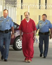 Über 30 Jahre lang terrorisiert der Serienmörder Dennis Lynn Rader (M.) die Stadt Wichita in Kansas. Er foltert und stranguliert zehn Menschen und schickt der Polizei unter dem Pseudonym BTK (Bind, Torture, Kill) immer wieder Hinweise zu seinen Morden ?