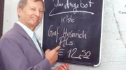 Pröter (Wilfried Herbst) hat sich durchgesetzt: Auf dem ganzen Platz gibt es nur noch das neue Bier - Graf-Heinrich-Pils.
