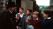 Die Kinder Julian (Marco Williamson, 2.v.l.), Pete (Ian Aherne, 3.v.l.), Dick (Paul Child, 2.v.r.), George (Jemima Rooper, r.) und Anne (Laura Petela, 3.v.r.) begegnen dem mysteriösen Barling (Jeremy Sinden, l.), der sich als Experte für Vögel ausgibt. Doch die Gruppe ist skeptisch und lässt sich von seiner Geschichte nicht täuschen.