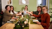 Vlnr: Barbara Grimm, Kerstin Riek, Stefanie Renz, Sandra Kochan und Maria Neher am Tisch.
