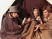 Die Familie Bush hat den Treck ohne die Nichte Ellen Wade verlassen. Glücklich ist Ellen (Catherine Jourdan) zu Paul Hover (Robert Benoit, r.) auf den Wagen geklettert. Zufrieden lächelt Dr. Battius (Gabriel Gason, l.).