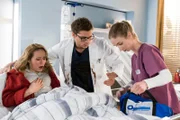 Plötzlich bekommt Lisa wieder Herzschmerzen. Elias ruft um Hilfe. V.l.n.r. Lisa Becker (Mira Elisa Goeres), Elias Bähr (Stefan Ruppe mit Komparsin)
