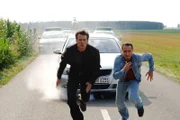 Tom (Rene Steinke, li.) und Semir (Erdogan Atalay) versuchen in letzter Sekunde das Leben ihrer Chefin zu retten...