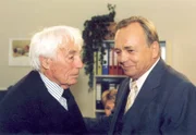 MDR Fernsehen IN ALLER FREUNDSCHAFT FOLGE 204, "Zurück ins Leben". Prof. Junghans (Johannes Heesters) fragt seinen Doktorschüler Prof. Simoni (Dieter Bellmann) um Rat.