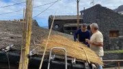 Die alten Fischerhütten im Dorf Pozo de las Calcosas werden noch immer mit Roggen-Stroh gedeckt. Eine Gruppe von Enthusiasten um Luis Barrera Casañas hat sich dieser traditionellen Dachdeck-Technik mit Leib und Seele verschrieben – das Material müssen sie mühevoll über eine steile Felstreppe zu Fuß hierher transportieren.