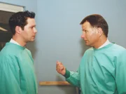 Dr. Brentano (Thomas Koch, links) und Dr. Heilmann (Thomas Rühmann) stehen vor einer lebensgefährlichen Operation, die auch ihre Karriere aufs Spiel setzen könnte!