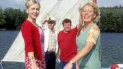 Stolz zeigen Kapitän Benno (Willi Thomczyk, 2.v.r.) und Matrose Lothar (Rene Henersdorff) ihr "Traumschiff" ihren Frauen Uschi (Antje Lewald) und Stefanie (Dana Golombek, l.).