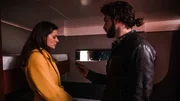 Lorenzo (Giacomo Giorgio) konfrontiert Paola (Raffaella Rea), die Ehefrau von Tano, mit etwas, das er auf dem Boot gefunden hat und was offenbar Tano gehört.