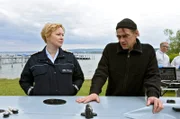 Nele Fehrenbach (Floriane Daniel) schenkt dem trauernden Vater Rainer Fehringer (Martin Feifel) ihr Gehör. Die KTU (hinten rechts) dokumentiert Unfallspuren an der Jolle.