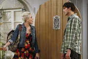 Walden (Ashton Kutcher, r.) verspricht einem alten Freund, dessen Tochter Missi (Miley Cyrus, l.) während ihres Aufenthalts in der Stadt bei sich zu beherbergen. Doch war das eine gute Idee?